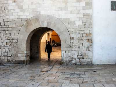 Dalla Muraglia, scendiamo qualche gradino e, oltrepassato un piccolo arco, ci portiamo in largo Annunziata